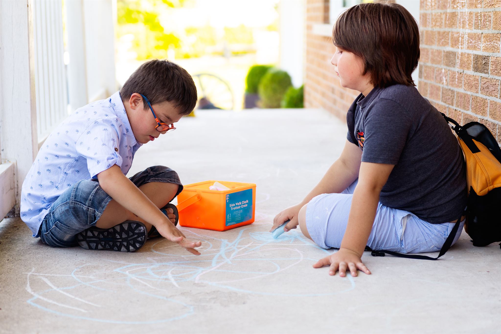 Children-playing-with-chalk